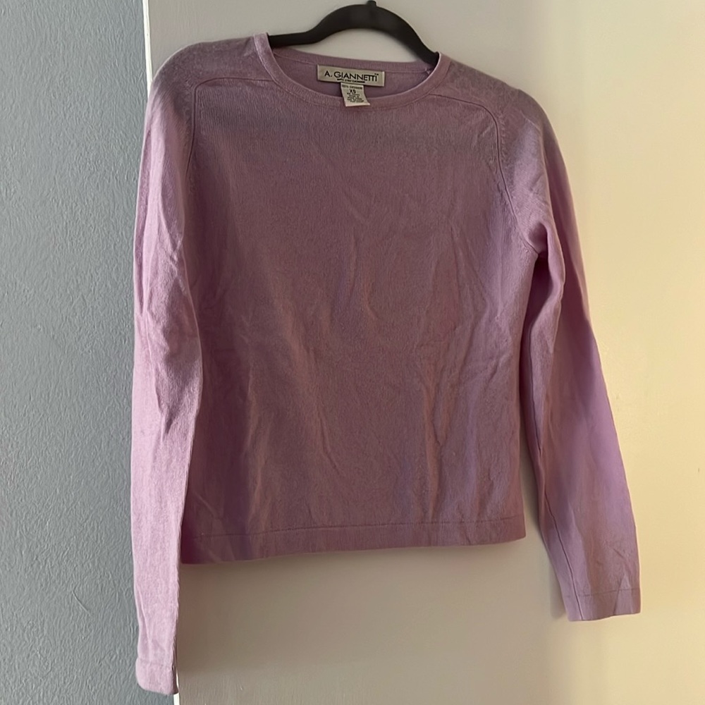A Giannetti Cable Knit 100% 2 Ply Cashmere Sweater. Lilac color.  Size XS.